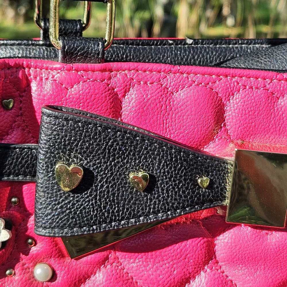 🎀Betsey Quilted Hearts Floral Studded Unique Pink & Black Shoulder Bag - EPC🎀 - Picture 8 of 14